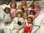 Lot de 10 poupées plastique bien habillées, dont 8 de...