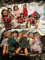 Lot de 12 poupées plastique dont 1 Gégé vêtements d'origine,...