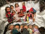 Lot de 12 poupées plastique dont 1 Gégé vêtements d'origine,...