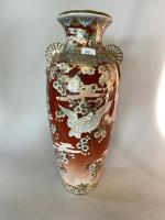 Grand vase à anses en céramique à décor sur fond...