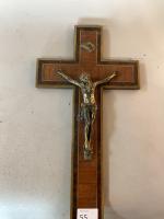 Christ en métal doré sur croix en bois à filets...