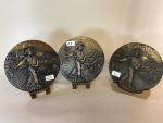 Trois plaques circulaires en bronze figurant un semeur (usures) Diamètre...