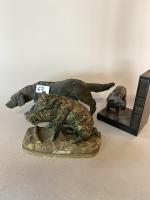 Lot comprenant : un chien de chasse en bronze (essai...