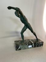 "Le Guerrier nu" Bronze à patine verte sur socle marbre....