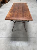 Une TABLE piétement métal tubulaire, plateau en bois. 77 x...