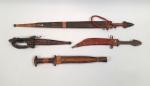 Afrique Noire
Lot de 5 armes blanches, poignards, épées, en métal...