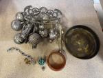 Petit ensemble d'OBJETS comprenant: bracelets, objet asiatique en métal argenté,...