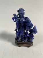 STATUETTE en lapis-lazuli à décor de Guanyin. Chine, travail moderne....