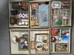 MEUBLE à tiroirs en plastique contenant du matériel d'horlogerie, outils,...