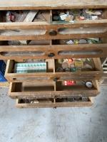 MEUBLE à tiroirs en bois contenant du matériel d'horlogerie, outils,...