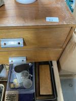 CASIER en bois à trois tiroirs comprenant matériel d'horlogerie et...