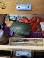 CASIER en bois à trois tiroirs comprenant matériel d'horlogerie et...