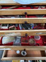 MEUBLE en bois à tiroirs comprenant du matériel d'horlogerie: verres,...