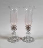 BACCARAT. Paire de vases photophores de forme balustre en cristal,...