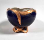 CACHE-POT en céramique bleu lapis et or, début du XXème...