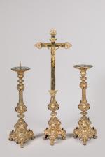 GARNITURE d'autel composée d'une croix et de deux chandeliers, de...