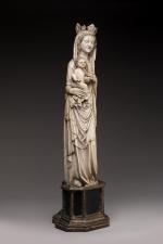 VIERGE à l'Enfant couronnée en ivoire sculpté de style gothique...