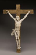 Grand CHRIST en ivoire sculpté en ronde-bosse, bras relevés, tête...