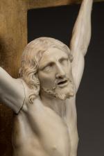 Grand CHRIST en ivoire sculpté en ronde-bosse, bras relevés, tête...