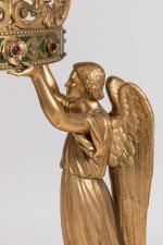 DAIS d'exposition en bronze doré à décor de deux anges...