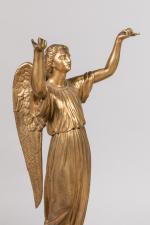 DAIS d'exposition en bronze doré à décor de deux anges...