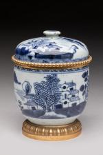 Pot couvert, en porcelaine de Chine blanc-bleu à décor de...