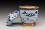 Pot couvert, en porcelaine de Chine blanc-bleu à décor de...