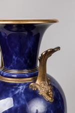 Grand VASE en porcelaine de forme balustre à décor bleu...