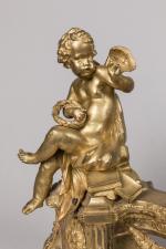 * Paire de CHENETS en bronze doré à décor d'amours...