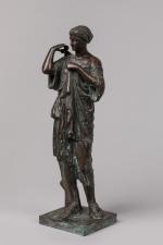 SCULPTURE en bronze à décor d'une femme nouant sa robe,...