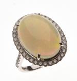 BAGUE "Pompadour" en or gris 750/°° ornée d'une importante opale...