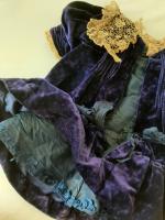 Magnifique robe ancienne 1880 en velours de soie violine à...