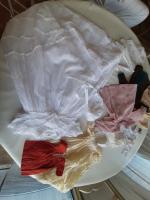 Lot de vêtements de poupée: jolie robe de baptême 75cm...