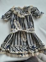BRU (?)  belle robe XIXÈ anciennement sur un bébé...