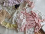 Bel ensemble de vêtements de poupées du XIXÈ siècle, dont
...