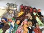 Lot de 14 marionnettes habillées, dont:
-2 à tête bois taillé...