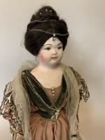 Grande poupée tête-buste composition aux traits peints, quelques repeints, bouche...