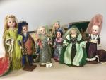Scène médiévale, 9 poupées dont 7 à tête biscuit yeux...