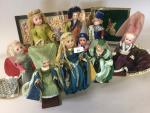 Scène médiévale, 9 poupées dont 7 à tête biscuit yeux...