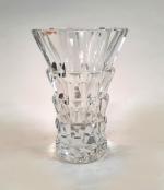 DAUM FRANCE, vase en cristal de forme évasées à pointes...