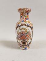 CHINE XIXème siècle Vase de forme balustre en porcelaine à...