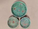 CHINE XIXème siècle lot comprenant  trois coupelles en porcelaine...