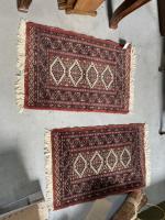 Deux TAPIS de prière en laine à décor géométrique sur...