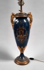 Un grand VASE en porcelaine bleue et or de Sèvres,...