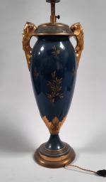 Un grand VASE en porcelaine bleue et or de Sèvres,...