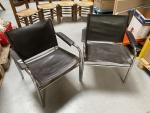 Tord BJORKLUND, Paire de fauteuils métal tubulaire et cuir noir....