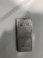 Un LINGOT platinum 999,5, n° PT000415, UBS. Lot vendu en...