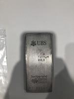 Un LINGOT platinum 999,5, n° PT000413, UBS. Lot vendu en...