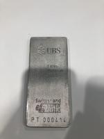 Un LINGOT platinum 999,5, n° PT000414, UBS. Lot vendu en...