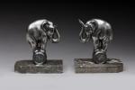 Franjou
Paire de serre-livres en métal argenté à décor d'éléphants sur...